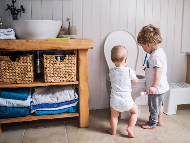 Ba mẹ cần quan sát và đánh giá tình trạng phát triển của trẻ trước khi bắt đầu quá trình dạy đi vệ sinh