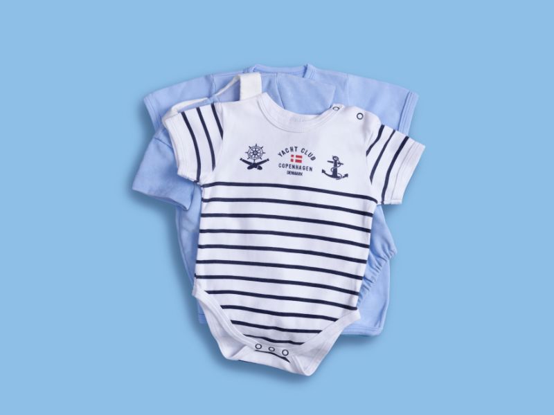 Để hình thành thói quen tự đi vệ sinh, cha mẹ nên dạy trẻ tập mặc quần áo thay vì sử dụng tã lót