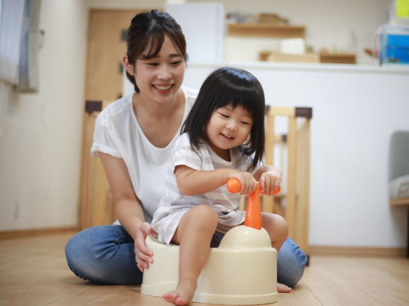 Ba mẹ dạy trẻ có thể sử dụng các từ ngữ, cử chỉ hoặc biểu hiện cơ thể để thông báo nhu cầu của mình