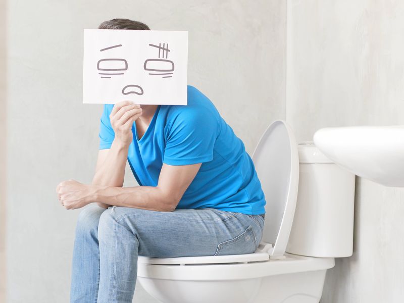 Một cách hiệu quả để rèn luyện trẻ tự đi vệ sinh là cho trẻ quan sát cách cha mẹ đi vệ sinh