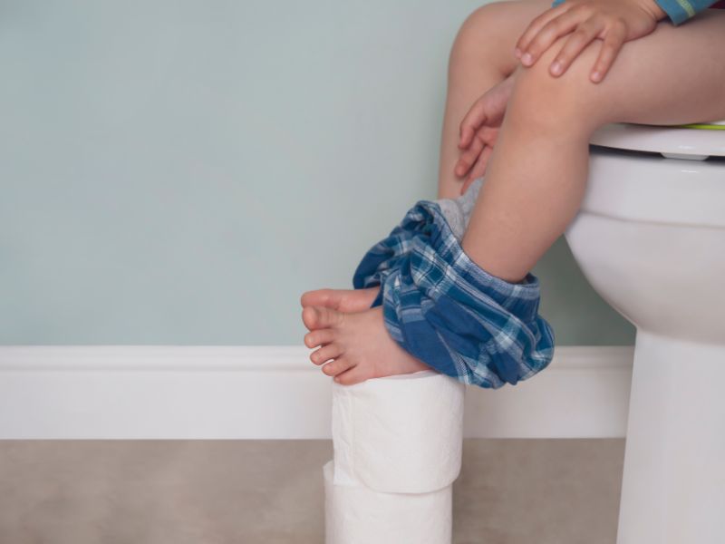 Khi rèn bé đi vệ sinh, bố mẹ đừng ép trẻ phải đi vệ sinh bằng được