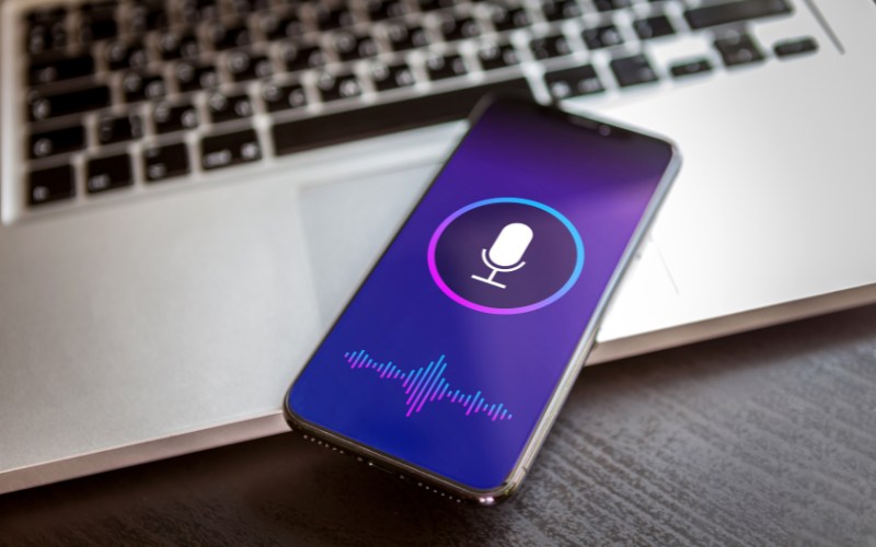 Sinh trắc học giọng nói là gì? TỔNG QUAN thông tin từ A - Z 12 Yêu cầu trợ lý ảo Siri để gọi điện cho một người nào đó trong danh bạ điện thoại, điều chỉnh ánh sáng điện thoại,... là ứng dụng của công nghệ nhận dạng giọng nói (ASR)