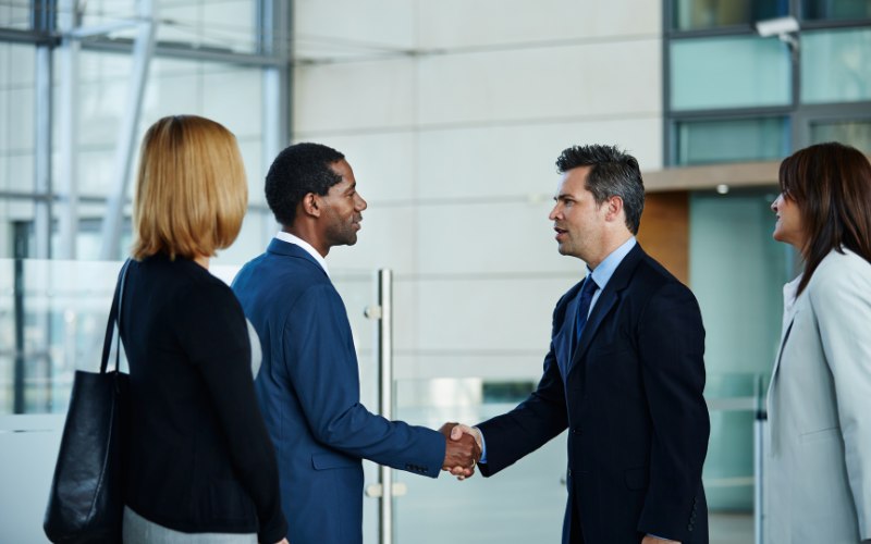 Vì tính cách lương thiện, ôn hòa và luôn quan tâm, giúp đỡ người khác nên người có 10 hoa tay thường tạo được những mối quan hệ rất tốt đẹp tạo giá trị tốt đẹp trong cuộc sống