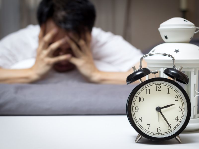 Tác hại của nghiện game - Những nguy cơ không thể bỏ lơ 2 Người nghiện game thường xuyên thức khuya, làm rối loạn giấc ngủ và gây tổn thương não