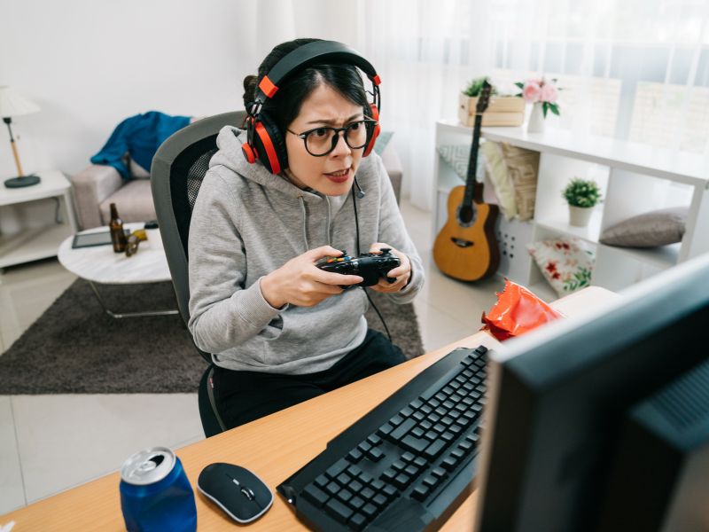 Tác hại của nghiện game - Những nguy cơ không thể bỏ lơ 4 Chơi game trên thiết bị điện tử quá nhiều cũng có thể gây ra các bệnh, tật về mắt