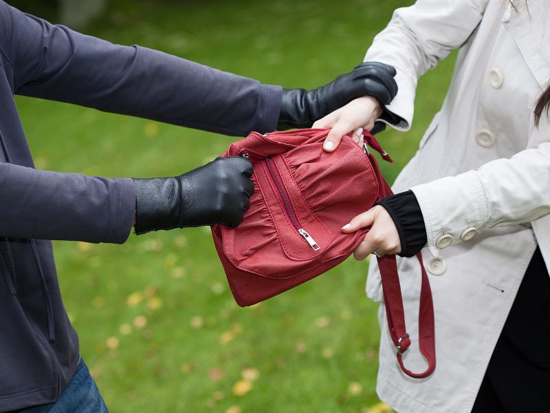 Tác hại của nghiện game - Những nguy cơ không thể bỏ lơ 6 Trộm cắp để có tiền chơi game