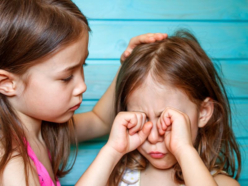 Bé ân hận vì làm tổn thương người khác hoặc làm sai một việc gì đó