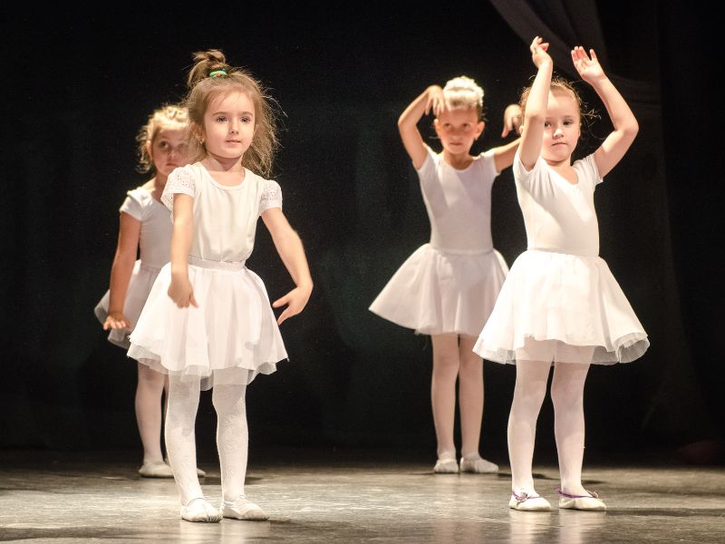 Đứng trên sân khấu lớn trước nhiều người có thể khiến trẻ khóc vì căng thẳng