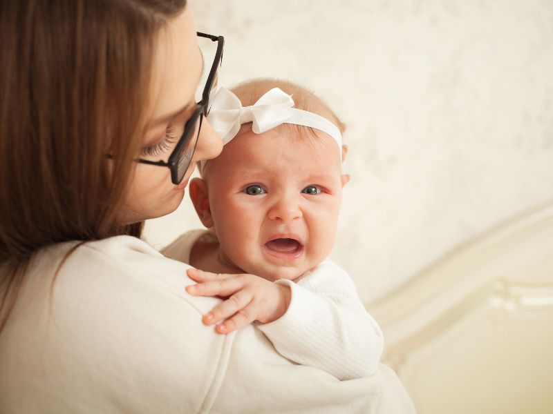 Trẻ khóc do bị đau bụng