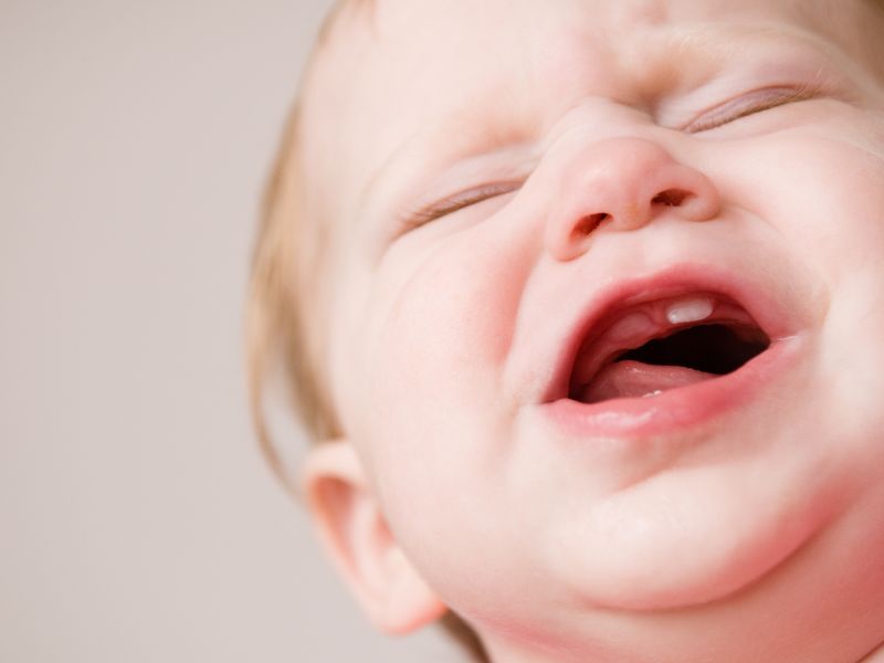 Cơn đau đến từ việc mọc răng khiến trẻ quấy khóc nhiều
