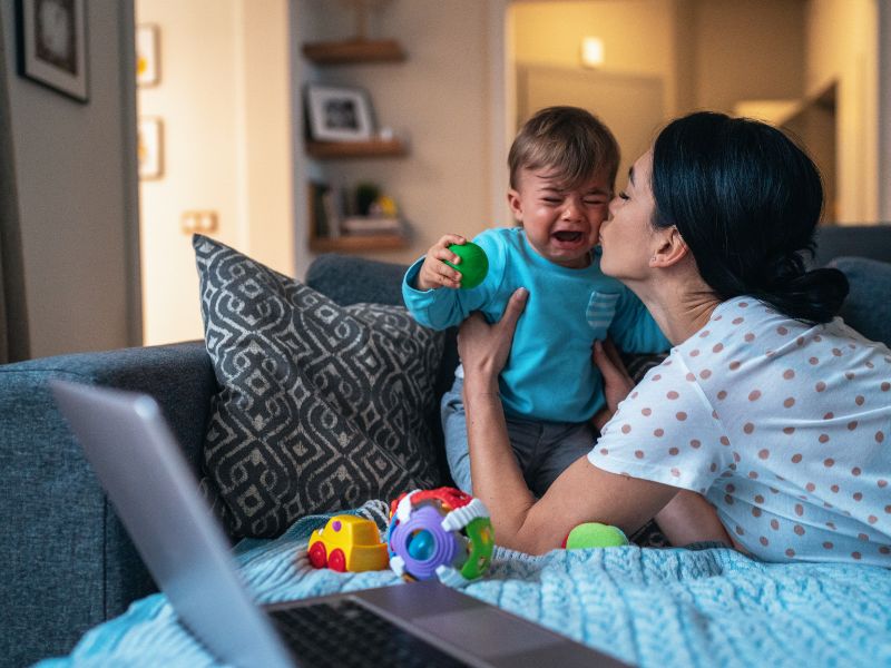 Trẻ em rất thích gần gũi ba mẹ