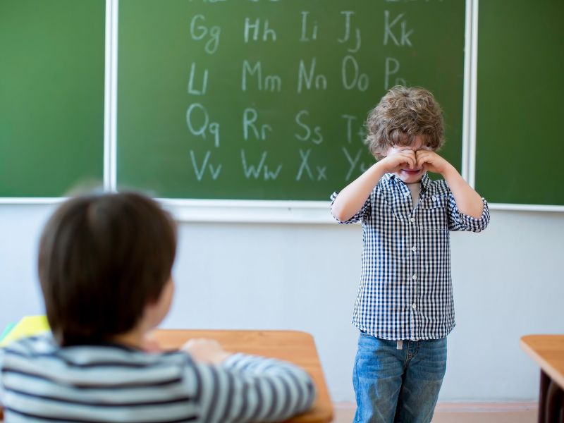 Trẻ bật khóc vì nỗi sợ đi học