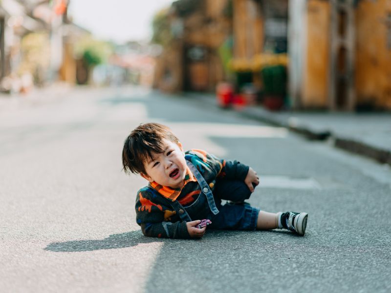 Khi bị thương, cảm giác đau khiến trẻ bật khóc