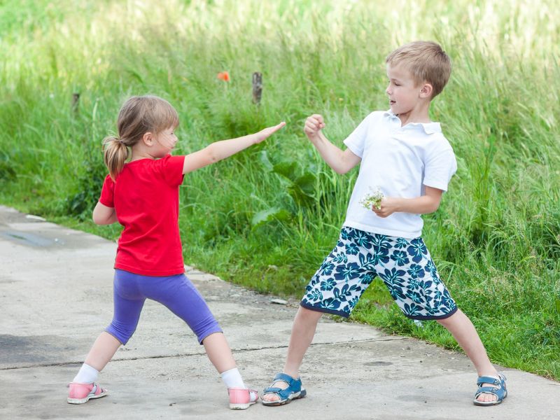 Đôi khi trẻ đánh người xung quanh để khám phá khả năng của bản thân mình