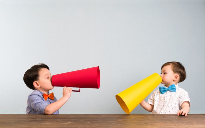 Mỗi đội sẽ sử dụng nó để truyền tải các thông tin đến nhau mà không sử dụng tiếng nói