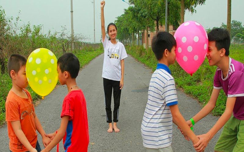  2 người chơi cùng nhau đem bóng đến rổ sao cho không để tay chạm vào bóng