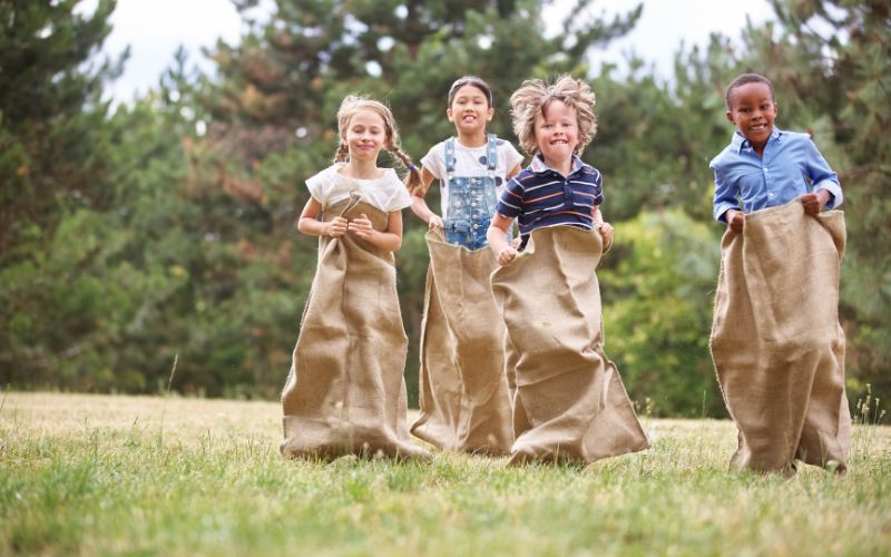 Khi có hiệu lệnh bắt đầu, mỗi đội sẽ để 2 thành viên chui vào bao và nhảy đến đích, sau đó quay lại vạch xuất phát để cặp tiếp theo nhảy