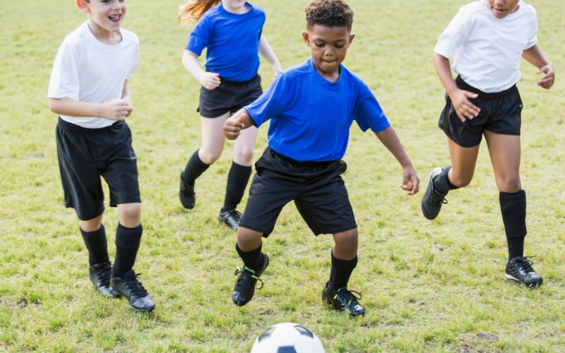 Lần lượt để từng thành viên của đội lên vạch để sút bóng vào gôn. Đội nào ghi được nhiều bàn thắng hơn sẽ giành chiến thắng