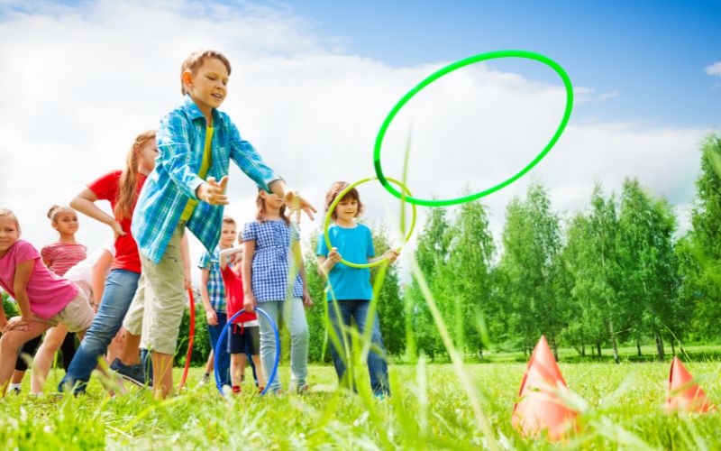 Mỗi đội chơi sẽ được phát 10 chiếc vòng, đội chơi nào ném được số vòng vào chai nhiều nhất sẽ giành chiến thắng