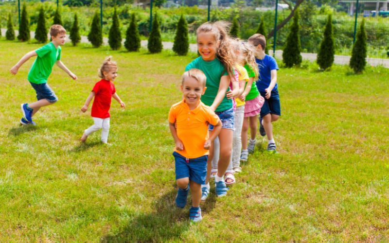 Khi hiệu lệnh bắt đầu 2 bạn đứng trước sẽ lùi dần về sau để ghép các toa tàu lại với nhau theo chiều từ trên xuống dưới