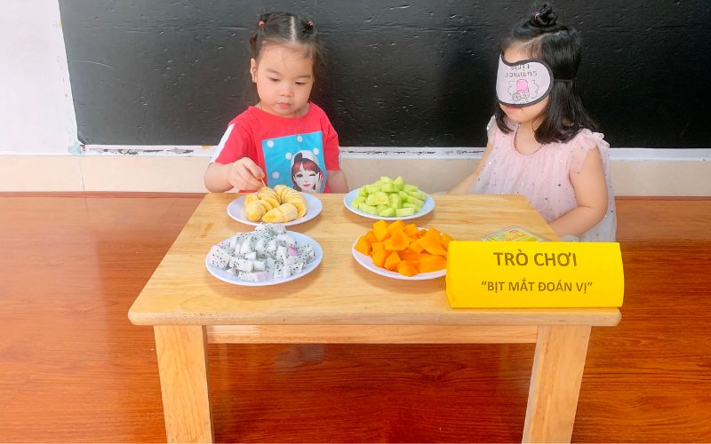 Bé bị bịt mắt từng thành viên có nhiệm vụ dùng mũi để ngửi và nhận biết tên món ăn đó là gì