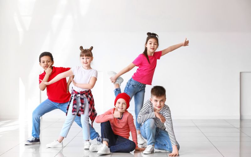 Khi được quản trò hô “đứng”, “ngồi”, “nằm”, các bé sẽ làm theo hiệu lệnh đó