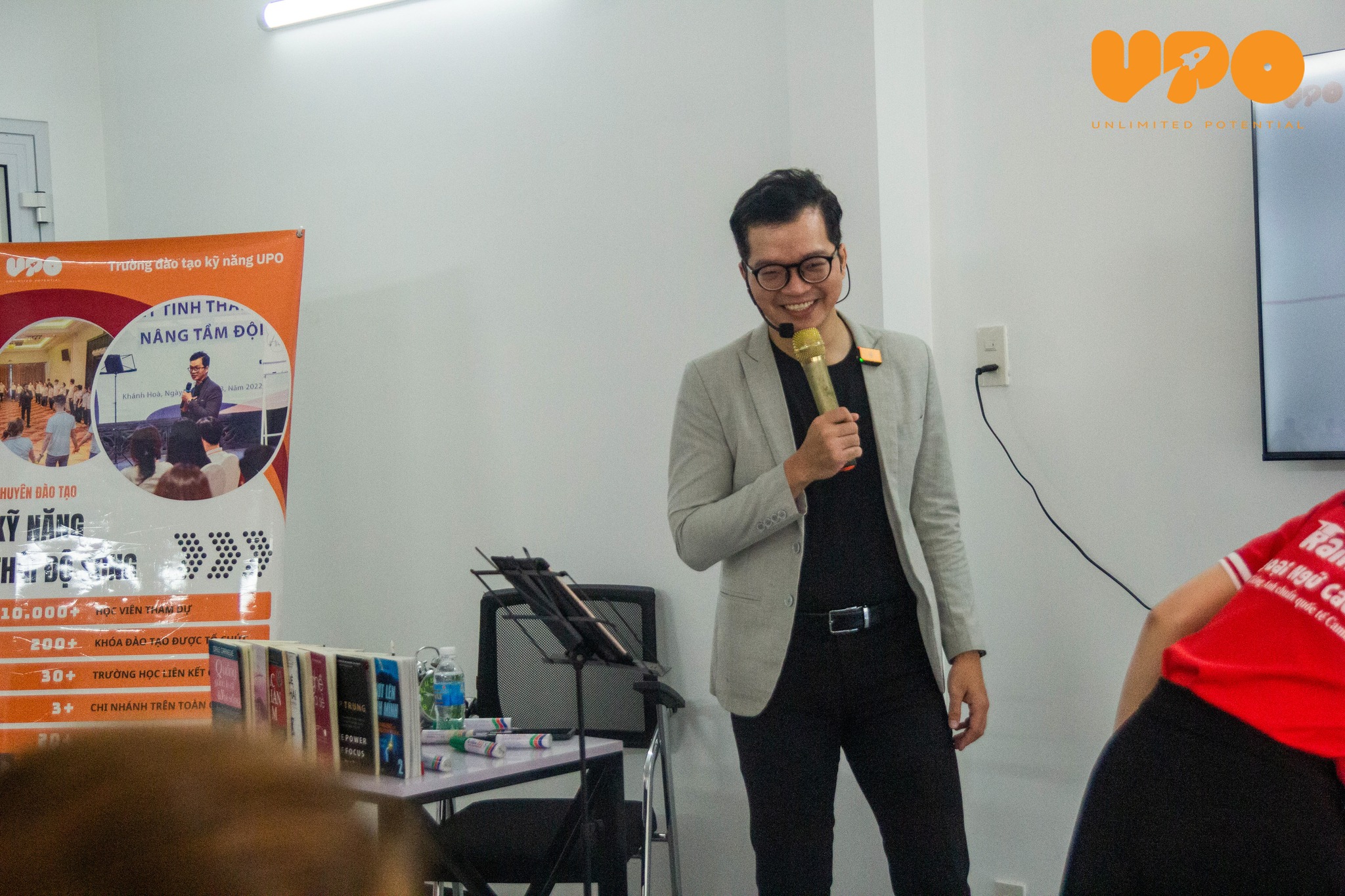 Thầy Lê Đặng Minh Nhật hướng dẫn các em nhỏ trong khoá học của UPO