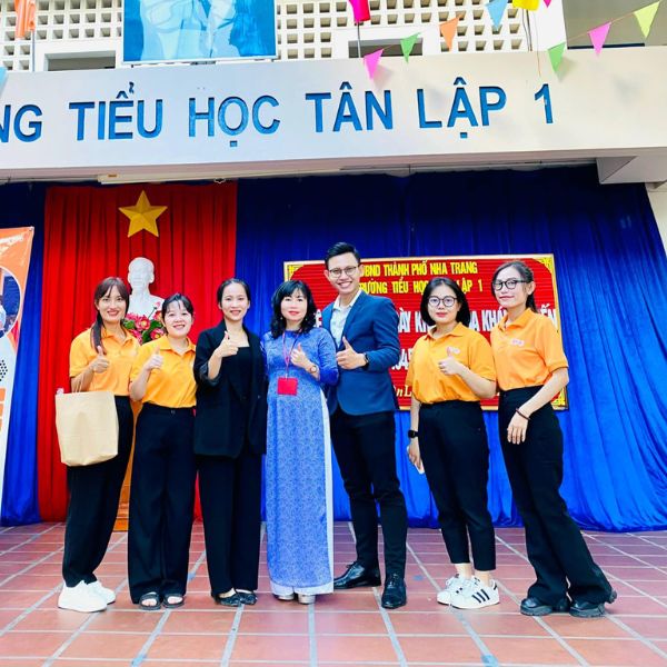 Trainer Mai Đức Tài UPO đi điểm trường