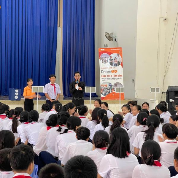 Trainer Nguyễn Hoàng Thiện UPO đi điểm trường