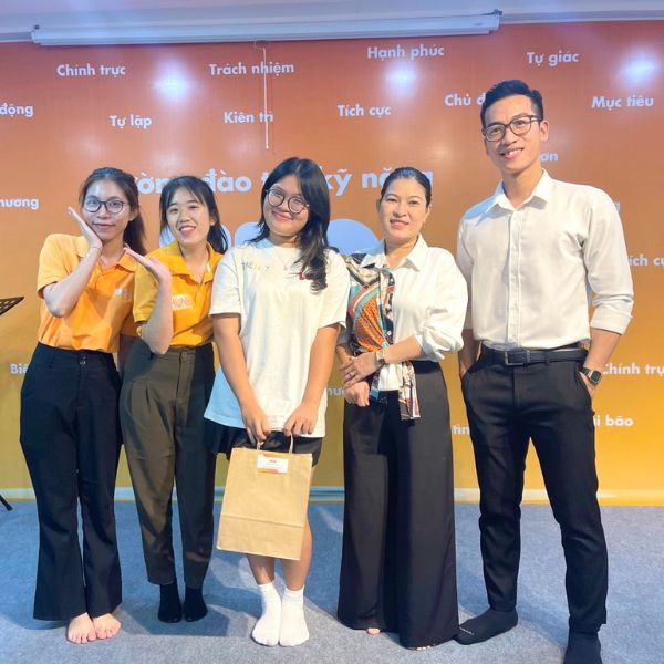 Trainer Nguyễn Hoàng Thiện UPO đi điểm trường