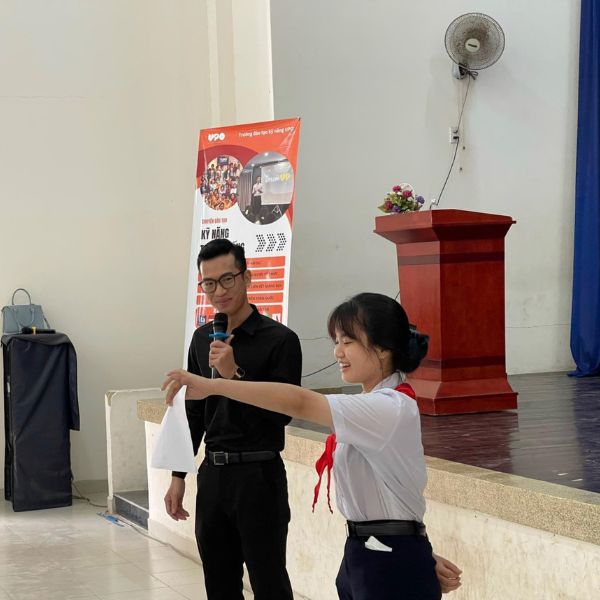 Trainer Nguyễn Hoàng Thiện UPO đi điểm trường