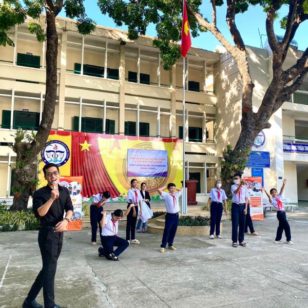 Trainer Nguyễn Hoàng Thiện UPO đi điểm trường