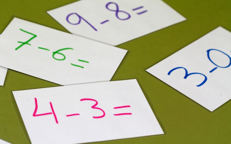 Các bé 4 tuổi nên bắt đầu bằng các phép cộng trừ đơn giản