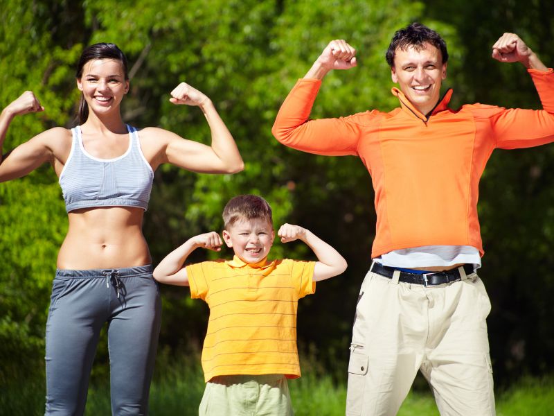 Bố mẹ cần giải thích cho con hiểu rõ rằng bản lĩnh của con trai thể hiện bởi ý chí, nỗ lực chứ không phải đến từ bạo lực