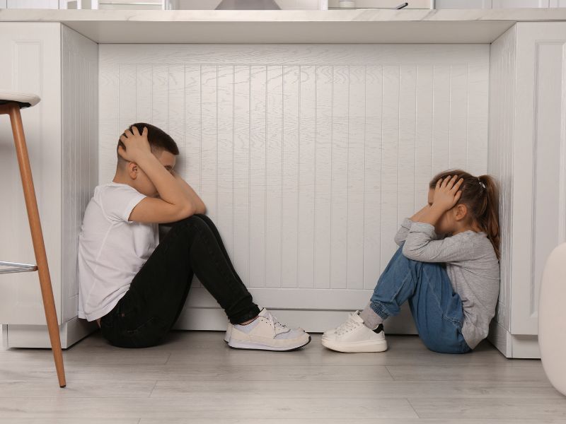 Khi trẻ tỏ ra sợ hãi, hãy ngăn cản trò chơi tiếp tục ngay lập tức