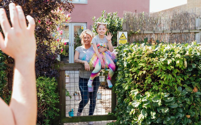 Môi trường sống lành mạnh giúp bé có cơ hội phát triển tốt hơn