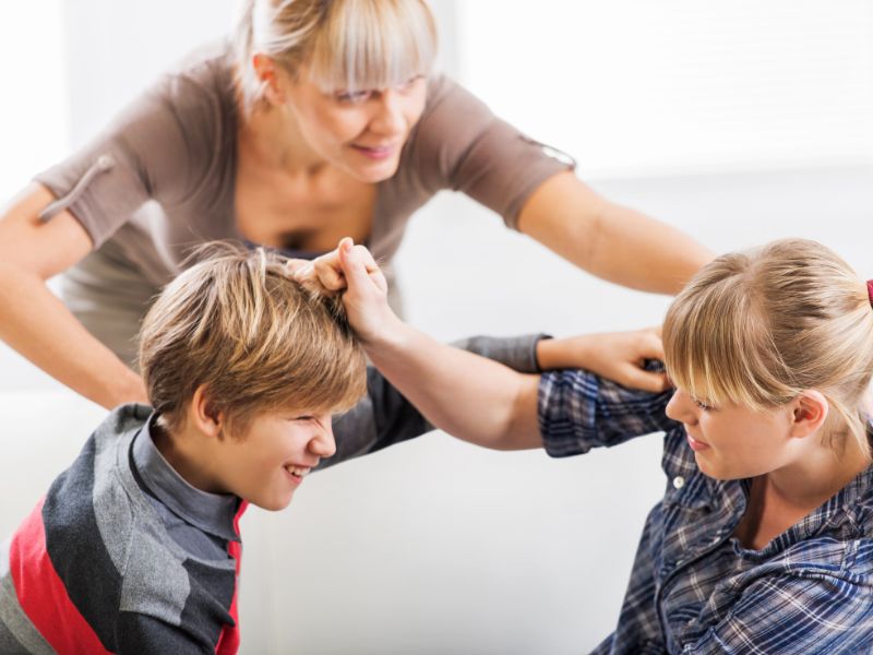 Khi con đánh nhau, ba mẹ cần ngăn cản ngay lập tức