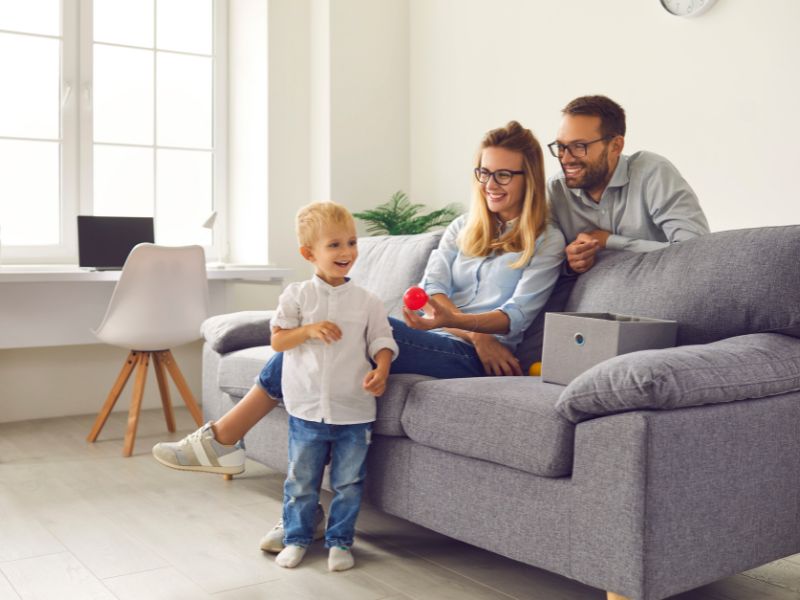 Ba mẹ hãy nhẹ nhàng an ủi, khuyên ngăn để con cân bằng lại cảm xúc