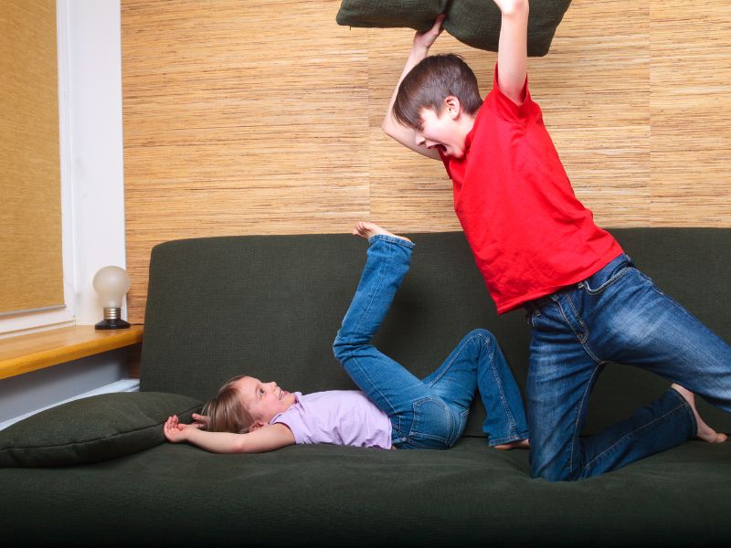 Hãy nhanh chóng đưa con ra chỗ khác và tách ra khỏi trận chiến