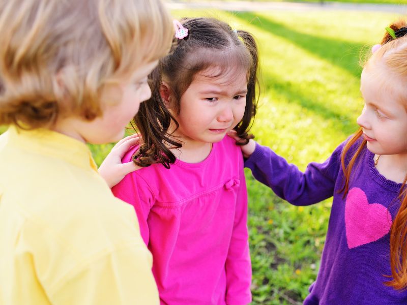 Dạy con biết nhận lỗi và xin lỗi khi tổn thương bạn