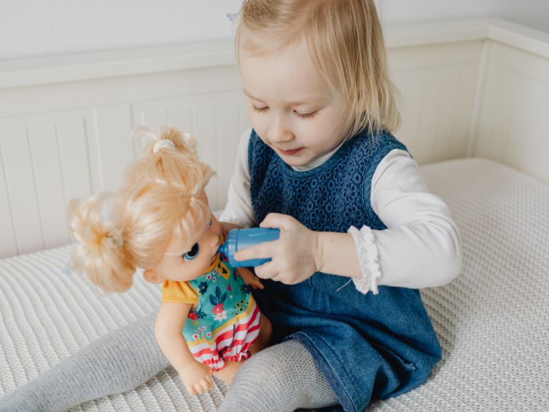 Trẻ tưởng tượng những món đồ chơi như một người bạn, có linh hồn và có cảm xúc