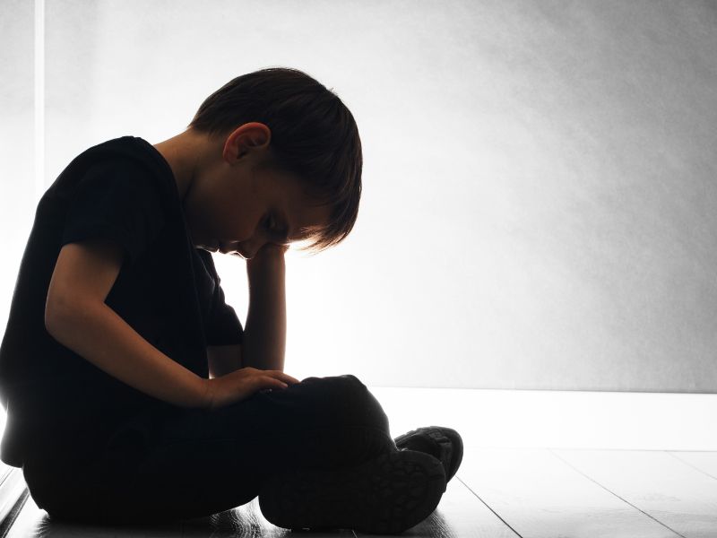 Trẻ em bị trầm cảm luôn chìm trong cảm giác chán nản, mất niềm tin vào mọi thứ