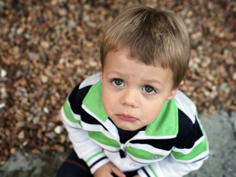 Khi trẻ biết chúng không có được điều gì đó sẽ dùng tiếng rên rỉ để thuyết phục ba mẹ