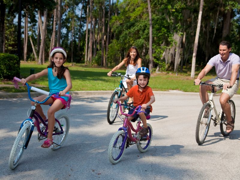 Dành thời gian cho con sẽ khiến trẻ hạn chế dùng cách than vãn để thu hút sự chú ý từ ba mẹ