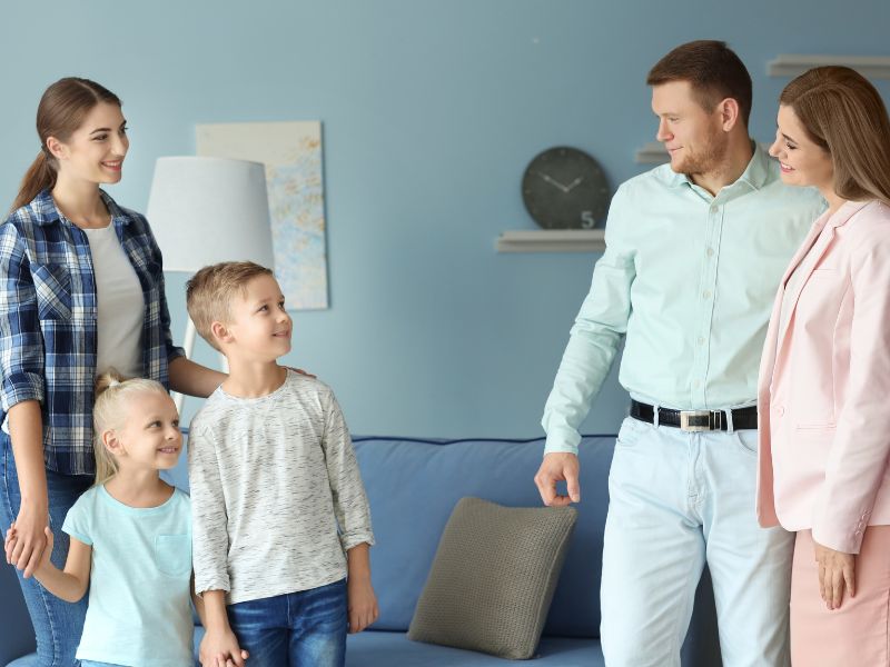 Ba mẹ là những người gần gũi nhất và là tấm gương để con học theo