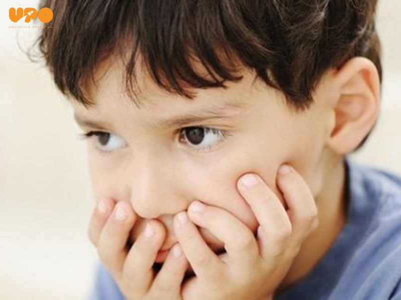 Khi trẻ bị cha mẹ mắng, một phản ứng phổ biến là làm ngơ