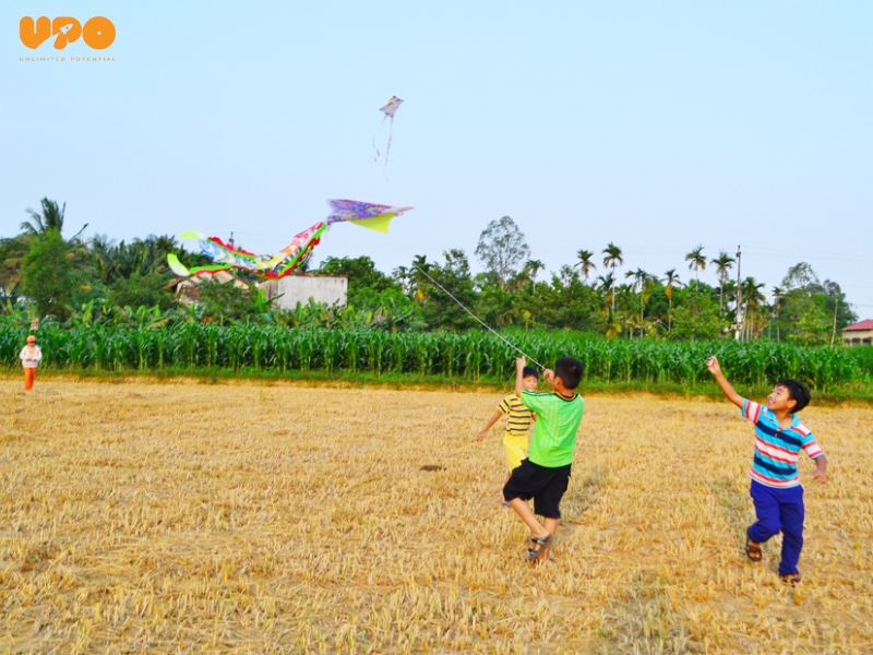 Nghỉ hè là thời gian lý tưởng để trẻ tự về quê thăm họ hàng, tận hưởng không gian yên bình và gần gũi với thiên nhiên