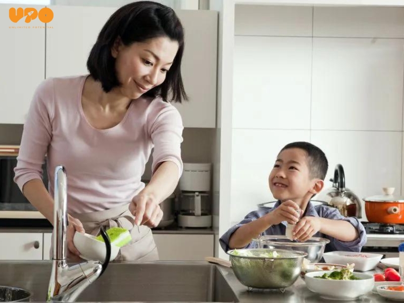 Nghỉ hè ở nhà ba mẹ có thể để trẻ trải nghiệm làm việc nhà, giúp con học cách đảm nhận trách nhiệm và phát triển kỹ năng sống