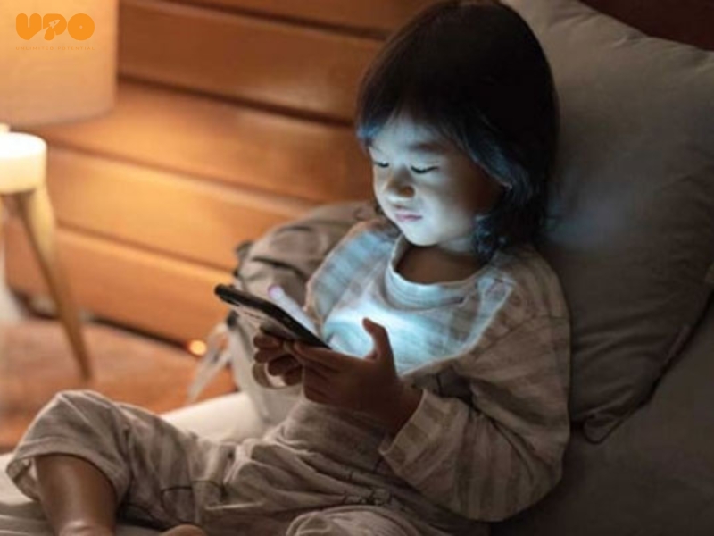 Nghỉ hè ba mẹ lo lắng con chỉ chơi điện thoại và xem tivi 