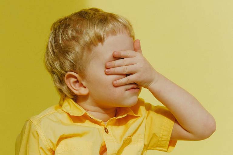 Những trẻ thiếu tự tin thường không tự tin vào khả năng của mình, lo lắng về việc thất bại và sợ bị từ chối, phê phán